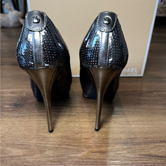 Michael Kors Josie Peep Toe Heels in Gunmetal. Size 8 - Picture 3 of 7
